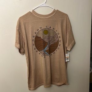 Von Maur grand canyon graphic tee - S